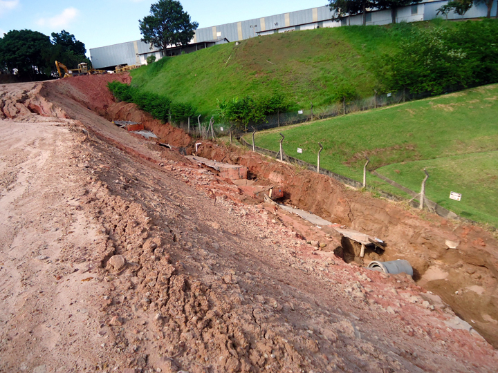 Escavação de Terreno - Poli Terraplanagem