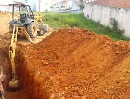 Escavação de Valetas - Poli Terraplanagem